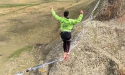 120 metre genişliğinde 60 metre derinliğindeki kanyonda halat üzerinde yürüyüş