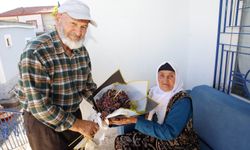 58 yıllık eşine her doğum gününde çiçek yerine üzüm hediye ediyor