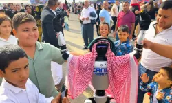 CANİKMAN, TEKNOFEST Güneydoğu’da puşi takıp dans etti