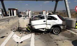 Otoyol gişelerindeki beton bariyerlere çarpan otomobilin sürücüsü öldü