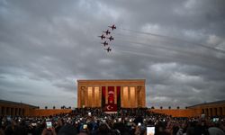 Türk Yıldızları'ndan Cumhuriyet Bayramı'nda Anıtkabir üzerinde saygı uçuşu