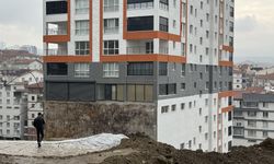 Ankara'da toprak kayması sonucu istinat duvarı çöken 17 katlı binanın temeli açığa çıktı