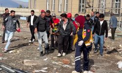 Asansör kurarken 4 kat yüksekliğinden düşüp, ağır yaralandı