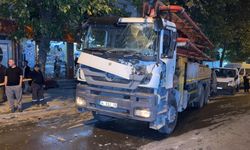 Yokuşta kayan beton pompası park halindeki 7 araca çarptı