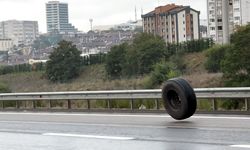Otoyolda kopan TIR lastiği tehlike yarattı