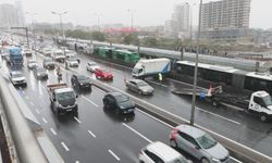 Kamyonet, metrobüs bariyerine çarptı; trafik yoğunluğu oluştu