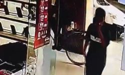 Gazoz içerek girdiği dükkanın vitrinindeki cep telefonunu çalıp kaçtı