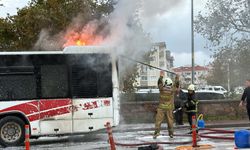 Çanakkale'de özel halk otobüsü yangında kullanılamaz hale geldi