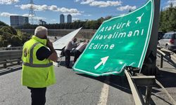 Damperi açık hafriyat kamyonu yön tabelalarına çarptı
