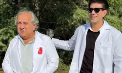 60 yaşındaki tıp öğrencisine önlüğünü oğlu giydirdi