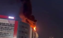 Gaziosmanpaşa'da iş hanının çatısında çıkan yangın söndürüldü