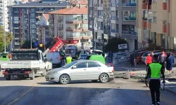 Freni boşalan kamyonet, park halindeki 3 araca çarptı