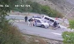 Gümüşhane'de minibüs ile otomobilin çarpıştığı kaza kamerada: 4 yaralı