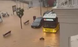 İstanbul’da sağanak etkili oluyor; araçlar suya gömüldü, deniz karayla birleşti