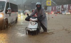 Kağıthane ve Sarıyer'de yollar göle döndü; araçlar suyun içinde kaldı