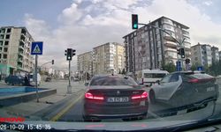 Kamyonetle otomobil çarpıştı; 2 yaya savrulan araçlardan son anda kurtuldu