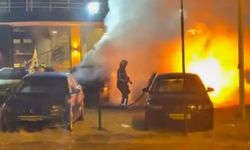 Kuşadası’nda 2 otomobil kundaklandı
