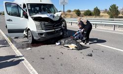 Minibüs, ters yönde emniyet şeridinde ilerleyen motosikletle çarpıştı; 1 ölü