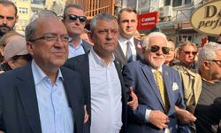 Özgür Özel, İzmir'de gazetecilerin yürüyüşüne katıldı