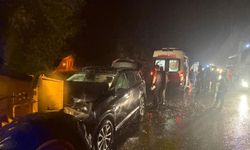 Sel çalışmalarına giden greyder ile otomobil çarpıştı 4 yaralı