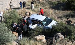 Seyir terasında 30 metreden yuvarlanan otomobilin sürücüsü yaralandı