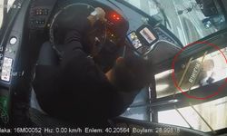 Sürücüyle tartışan yaya, özel halk otobüsünün camını yumrukla kırdı