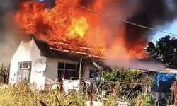 Tek katlı ev, yangında kullanılamaz hale geldi