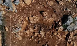 Gölyazı'daki antik tiyatroda seyirci basamaklarının arasında mezar bulundu