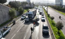 Bağcılar'daki TEM Otoyolu'nda 5 aracın karıştığı zincirleme trafik kazası meydana geldi