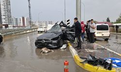 Yön tabelasının direğine çarpan otomobilin sürücüsü öldü