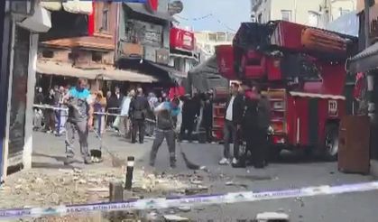 Beşiktaş Çarşı'da 4 katlı binanın çatısından kopan parçalar caddeye düştü