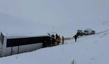 Erzurum'a mayısta kar yağdı: Trabzonspor taraftarlarını taşıyan otobüs yoldan çıktı