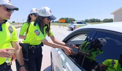 Kapaklı'da polis ekipleri vatandaşların bayramını kutladı