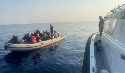 Lastik botla sürüklenen 37 kaçak göçmen kurtarıldı