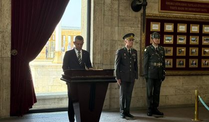 Özgür Özel'den Lozan Antlaşması'nın 102’nci yıl dönümünde Anıtkabir'e ziyaret