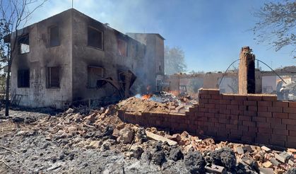 Antalya'da çalılık alanda çıkan yangın evlere sıçradı