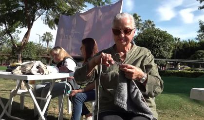 Kadınlar 28 yıldır ihtiyaç sahipleri için atkı, bere ve yelek örüyor