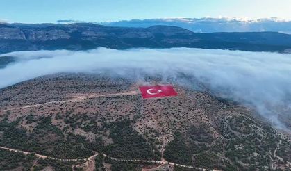 22 dönümlük araziye işlenen Türk bayrağı siste görüntülendi