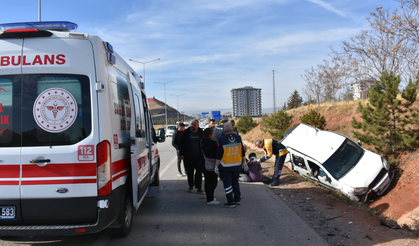 Kırıkkale'de otomobil ile hafif ticari aracın çarpıştığı kazada 8 kişi yaralandı