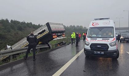 TIR'ın otoyolda ters dönüp şarampole yuvarlandığı anlar kamerada
