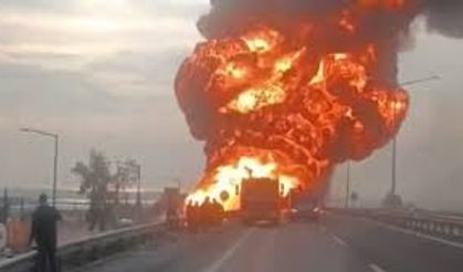 Mersin'de akaryakıt yüklü tanker alev alev yandı