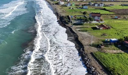 Samsun'da yüksek dalgalar sahili aşındırdı