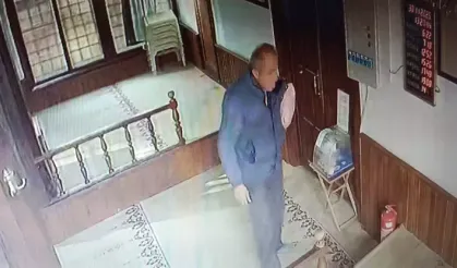 Camideki sadaka kutusunu çalan şüpheli kameraya yakalandı