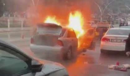 Seyir halindeyken alev alan otomobil yandı