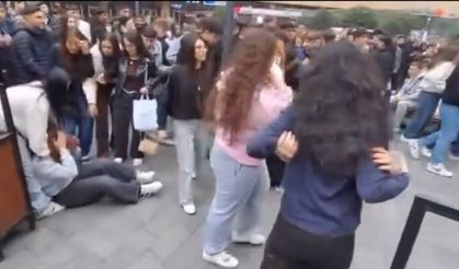 Alışveriş merkezindeki kadınların saç saça kavgası kamerada