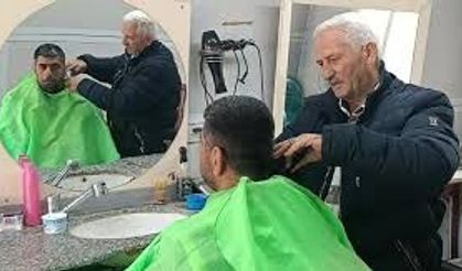 Depremde iş yeri yıkılan 55 yıllık berber, konteynerde mesleğini sürdürüyor