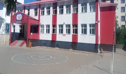 Sınıfta sıkılan kar spreyinden etkilenen 30 öğrenci hastaneye kaldırıldı