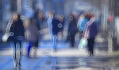 ‘Katarakt, bulanık görme ve gece görüşünde azalmaya neden oluyor’