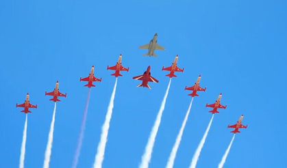HÜRJET'lerden Türk Yıldızları ile 10'lu kol uçuşu