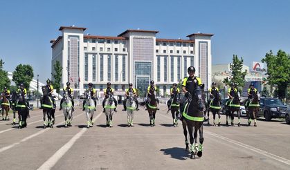 NATO Zirvesi öncesi atlı polislerden devriye görevi